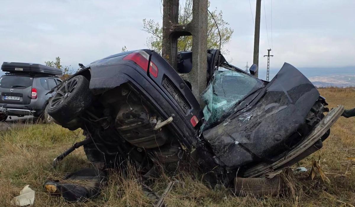 (Foto) Un BMW s-a rupt în două după impactul cu un stâlp. Șoferul de 25 de ani a murit, prins între fiarele mașinii 3 (Foto) Un BMW s-a rupt în două după impactul cu un stâlp. Șoferul de 25 de ani a murit, prins între fiarele mașinii 3