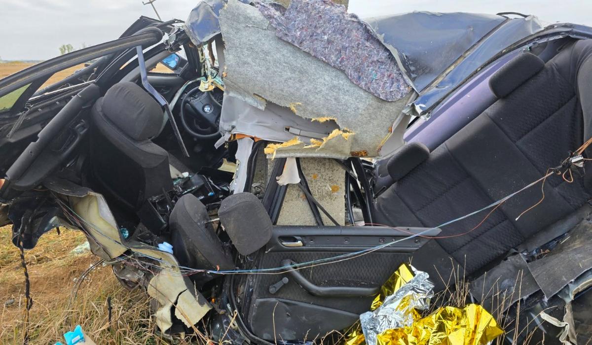 (Foto) Un BMW s-a rupt în două după impactul cu un stâlp. Șoferul de 25 de ani a murit, prins între fiarele mașinii 2 (Foto) Un BMW s-a rupt în două după impactul cu un stâlp. Șoferul de 25 de ani a murit, prins între fiarele mașinii 2