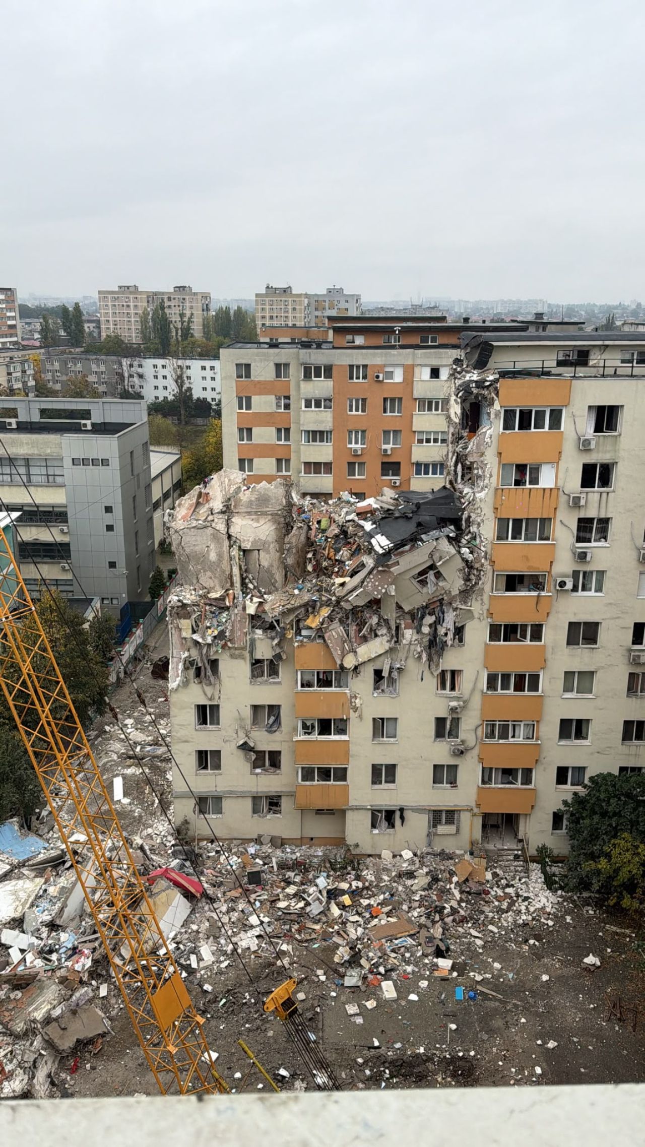 (Video) Imagini de la demolarea blocului explodat în Rahova. A rămas cu 4 etaje din 8. Ultima bucată instabilă a fost demolată 4 (Video) Imagini de la demolarea blocului explodat în Rahova. A rămas cu 4 etaje din 8. Ultima bucată instabilă a fost demolată 4