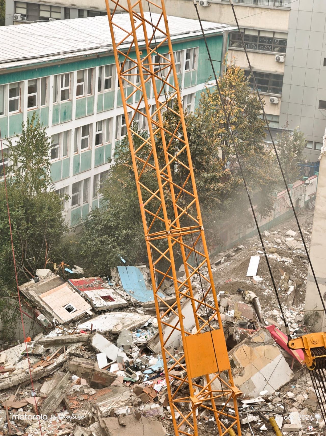 (Video) Imagini de la demolarea blocului explodat în Rahova. A rămas cu 4 etaje din 8. Ultima bucată instabilă a fost demolată 2 (Video) Imagini de la demolarea blocului explodat în Rahova. A rămas cu 4 etaje din 8. Ultima bucată instabilă a fost demolată 2