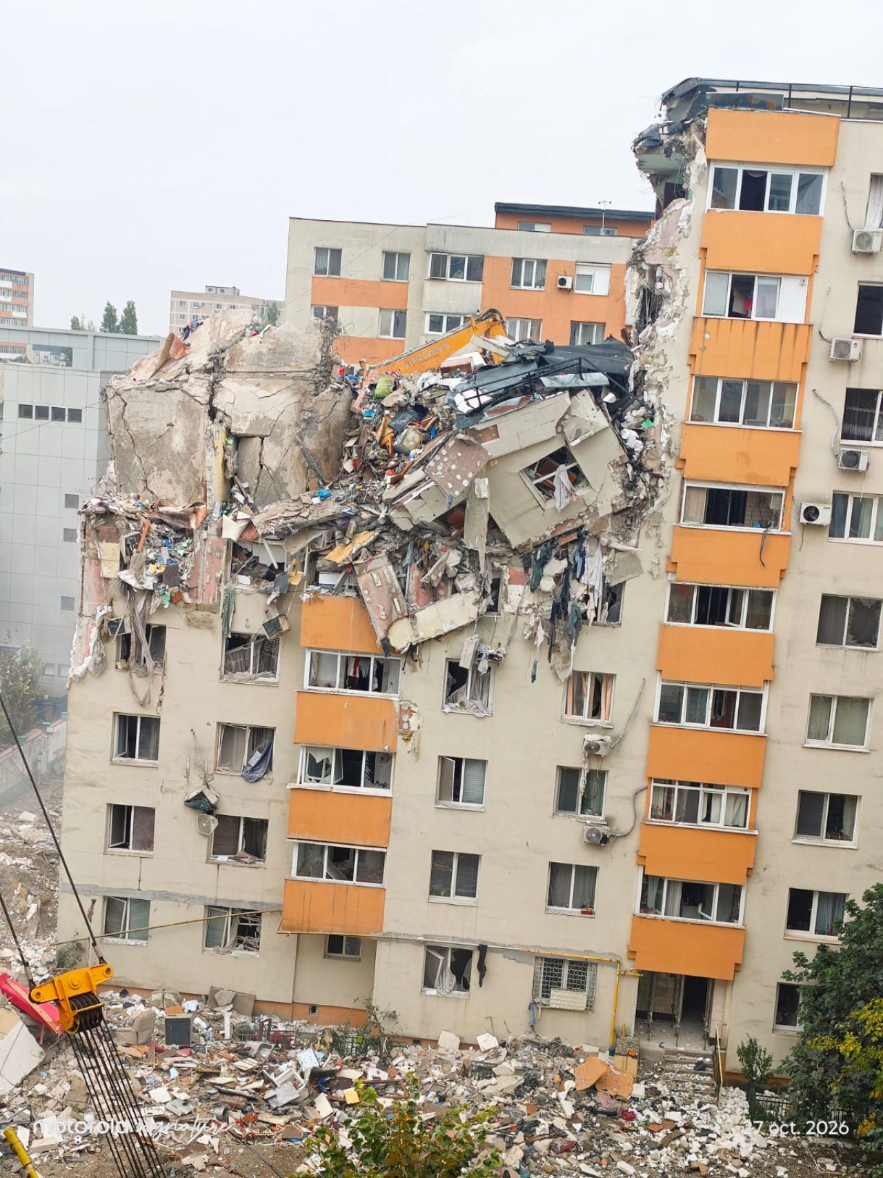 (Video) Imagini de la demolarea blocului explodat în Rahova. A rămas cu 4 etaje din 8. Ultima bucată instabilă a fost demolată 3 (Video) Imagini de la demolarea blocului explodat în Rahova. A rămas cu 4 etaje din 8. Ultima bucată instabilă a fost demolată 3