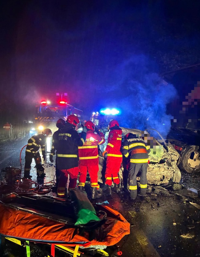 (Foto/Video) Accident mortal pe DN13 Brașov–Sighișoara: un om a murit, altul a rămas încarcerat, traficul a fost blocat 1 (Foto/Video) Accident mortal pe DN13 Brașov–Sighișoara: un om a murit, altul a rămas încarcerat, traficul a fost blocat 1